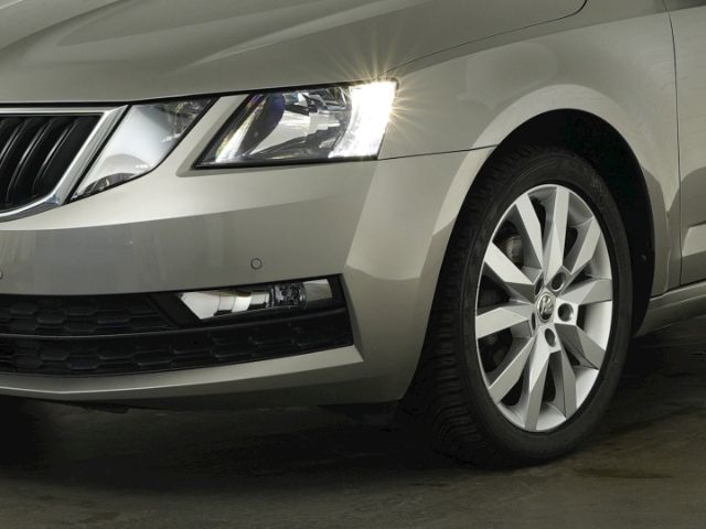 Octavia COMBI AMBITION TDI+NAVI+SITZHEIZUNG+PARK