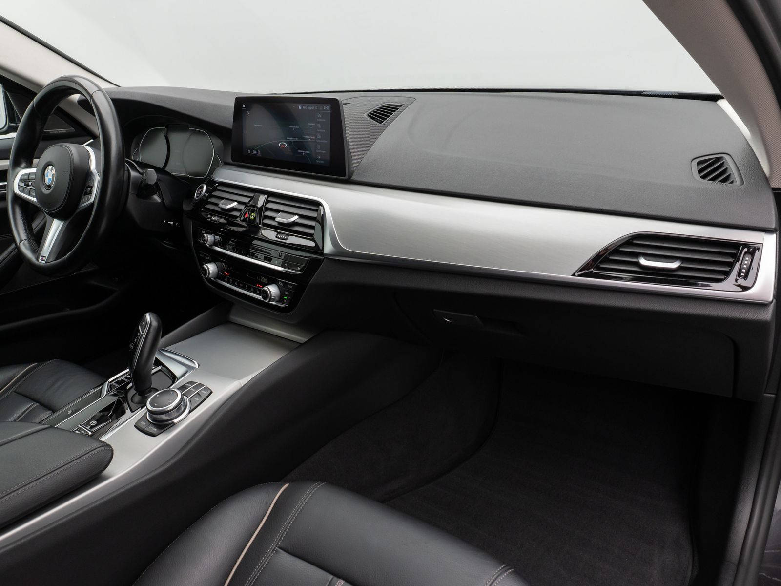 Fahrzeugabbildung BMW 520d xD Kamera HUD DAB H/K Fernlichtassist Alarm