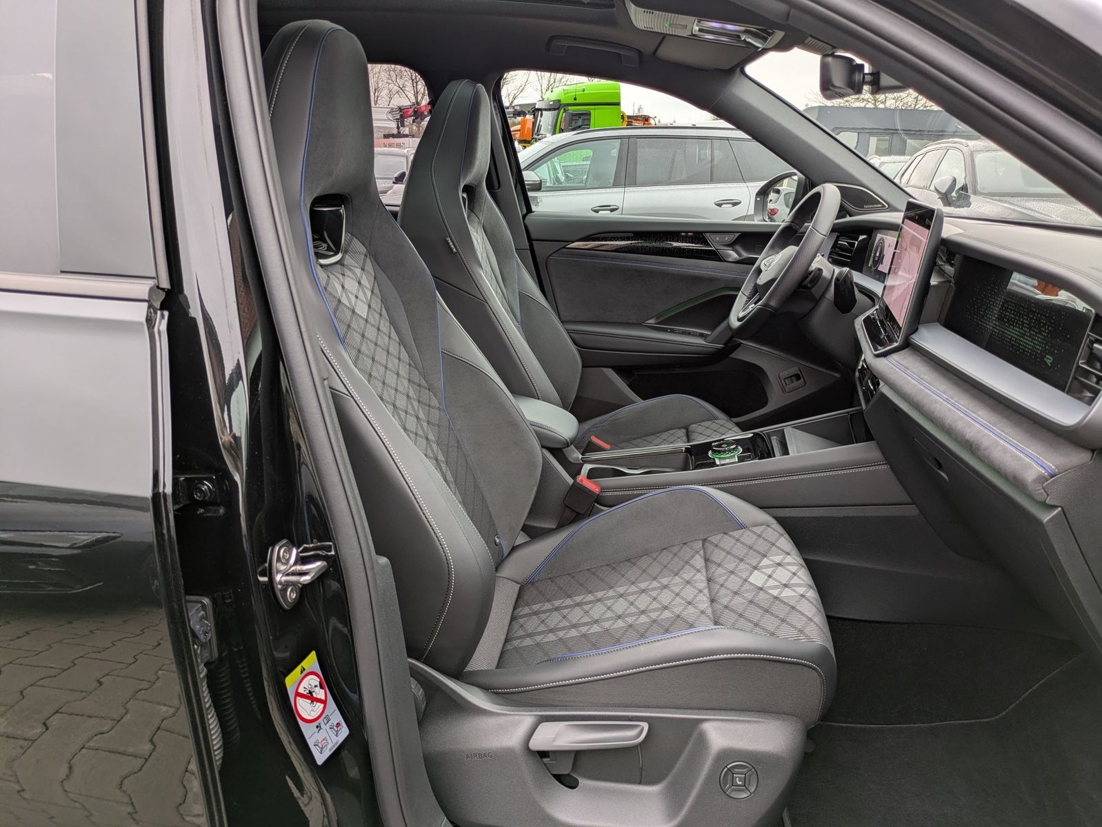 Fahrzeugabbildung Volkswagen Tayron 2.0 TDI 4M R-Line BLACK*7Si*MATRIX*PANO