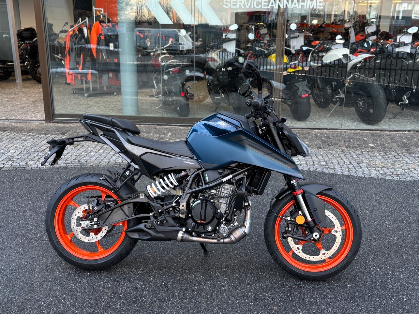 Fahrzeugabbildung KTM 125 Duke Modell 2026 auch in Schwarz erhältlich