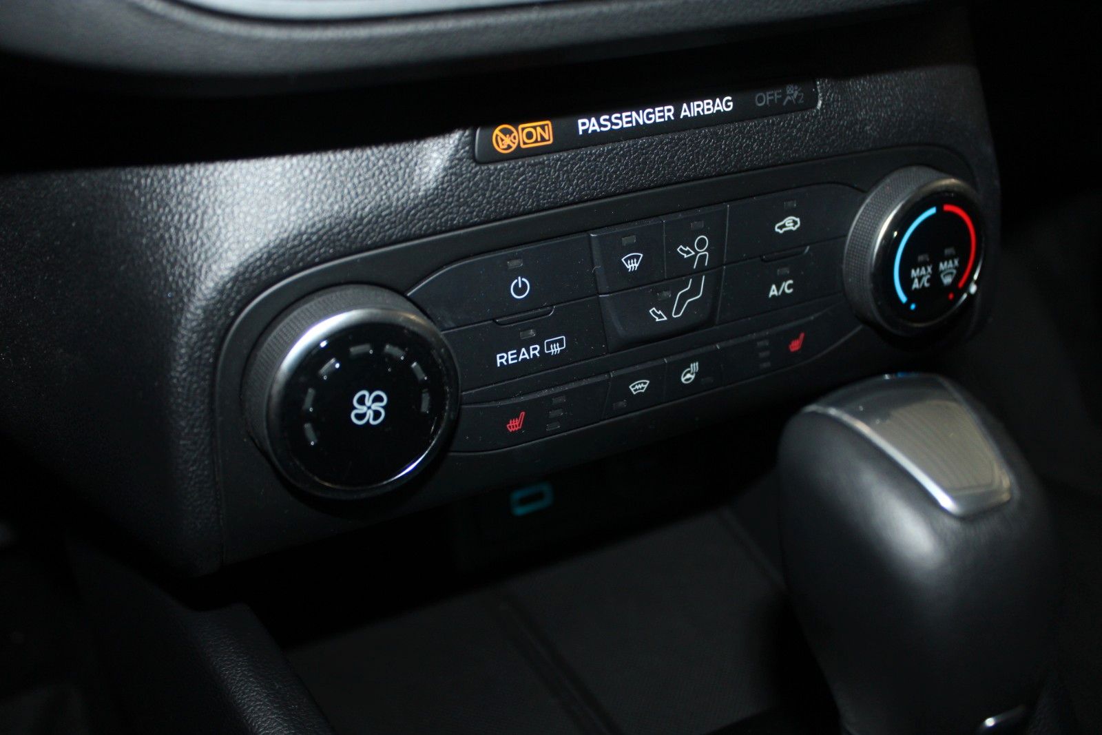Fahrzeugabbildung Ford Focus Cool & Connect Aut. LED CAM PDC WinterPak.