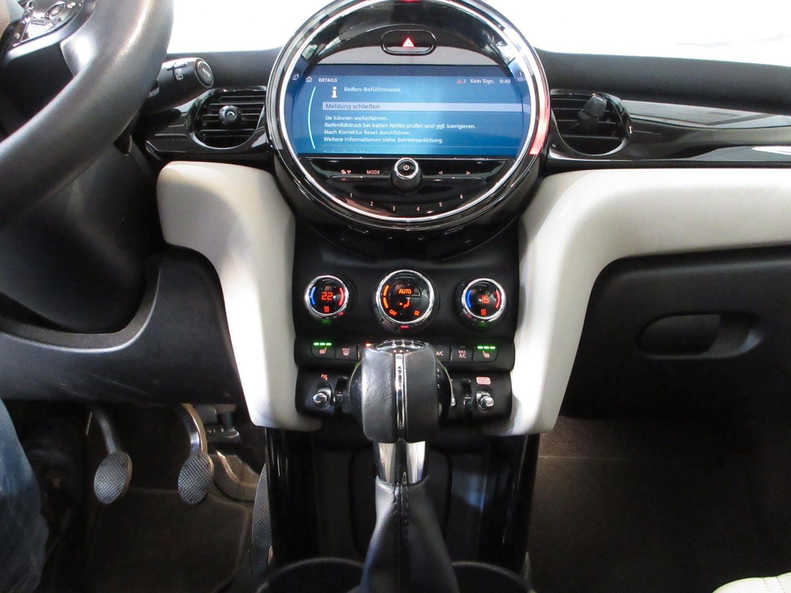 Fahrzeugabbildung MINI Mini Cooper Classic Trim LED/NAVI/SHZ/PANO/LEDER