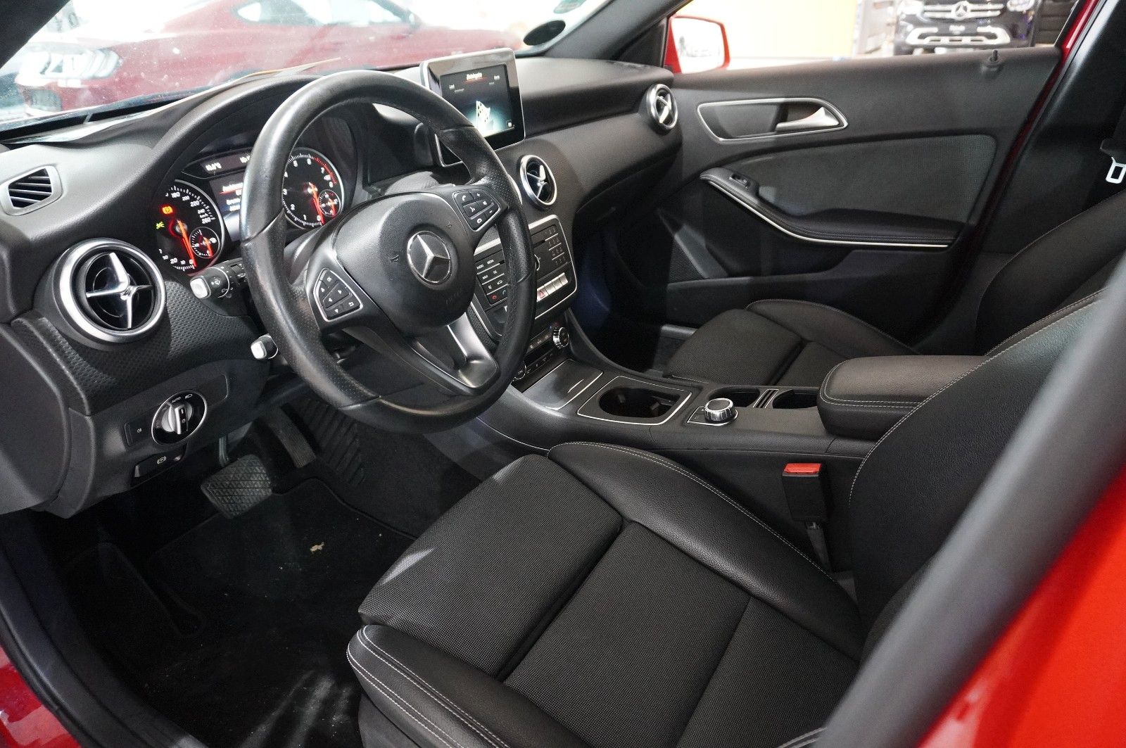 Fahrzeugabbildung Mercedes-Benz A 200 LIM. AMG LINE NAVI/LED/KAMERA/SPORT/SH/AHK