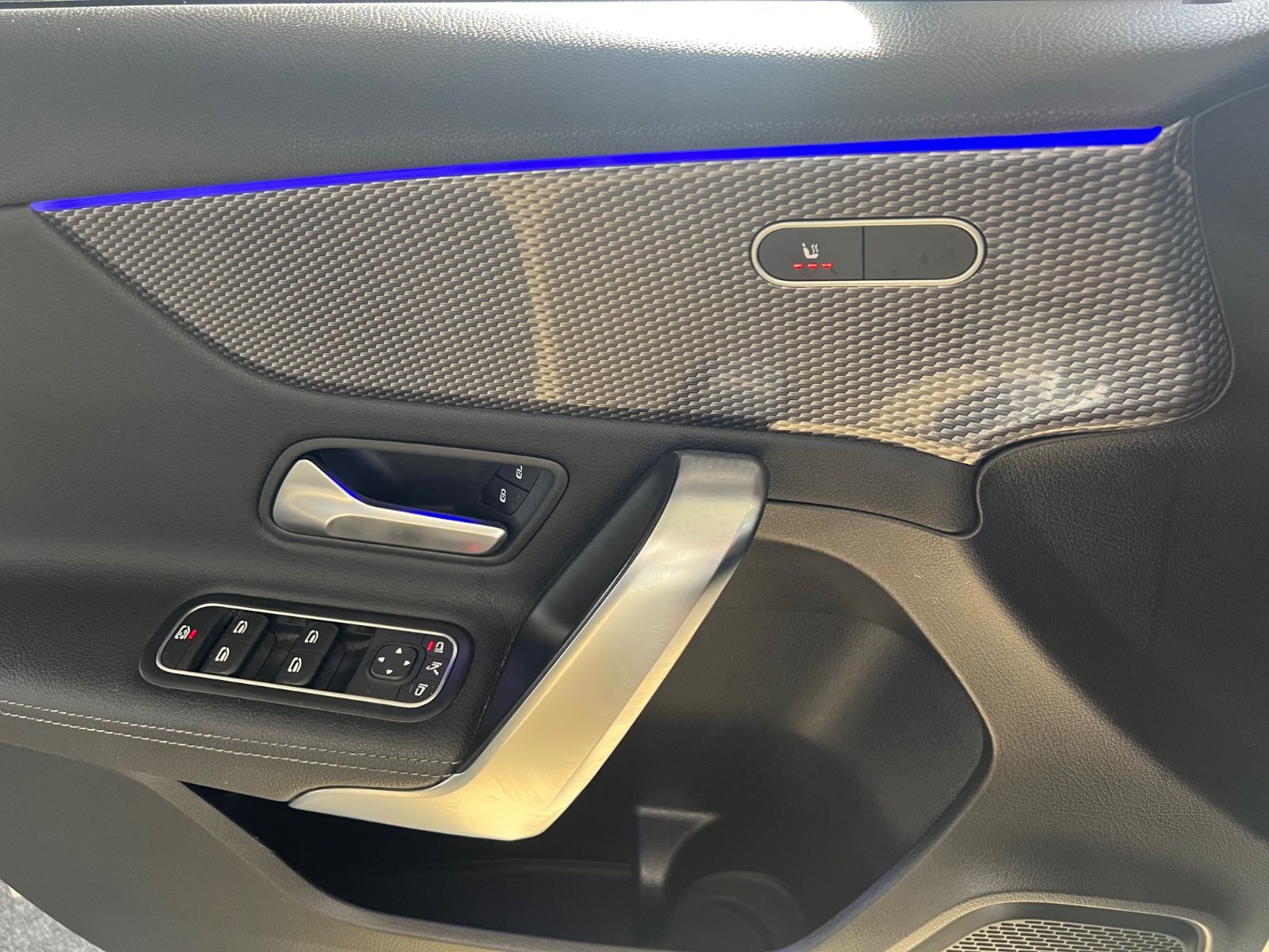 Fahrzeugabbildung Mercedes-Benz A 200 *AMBIENTE*WIDESCREEN*KAMERA*CARBON*LED*