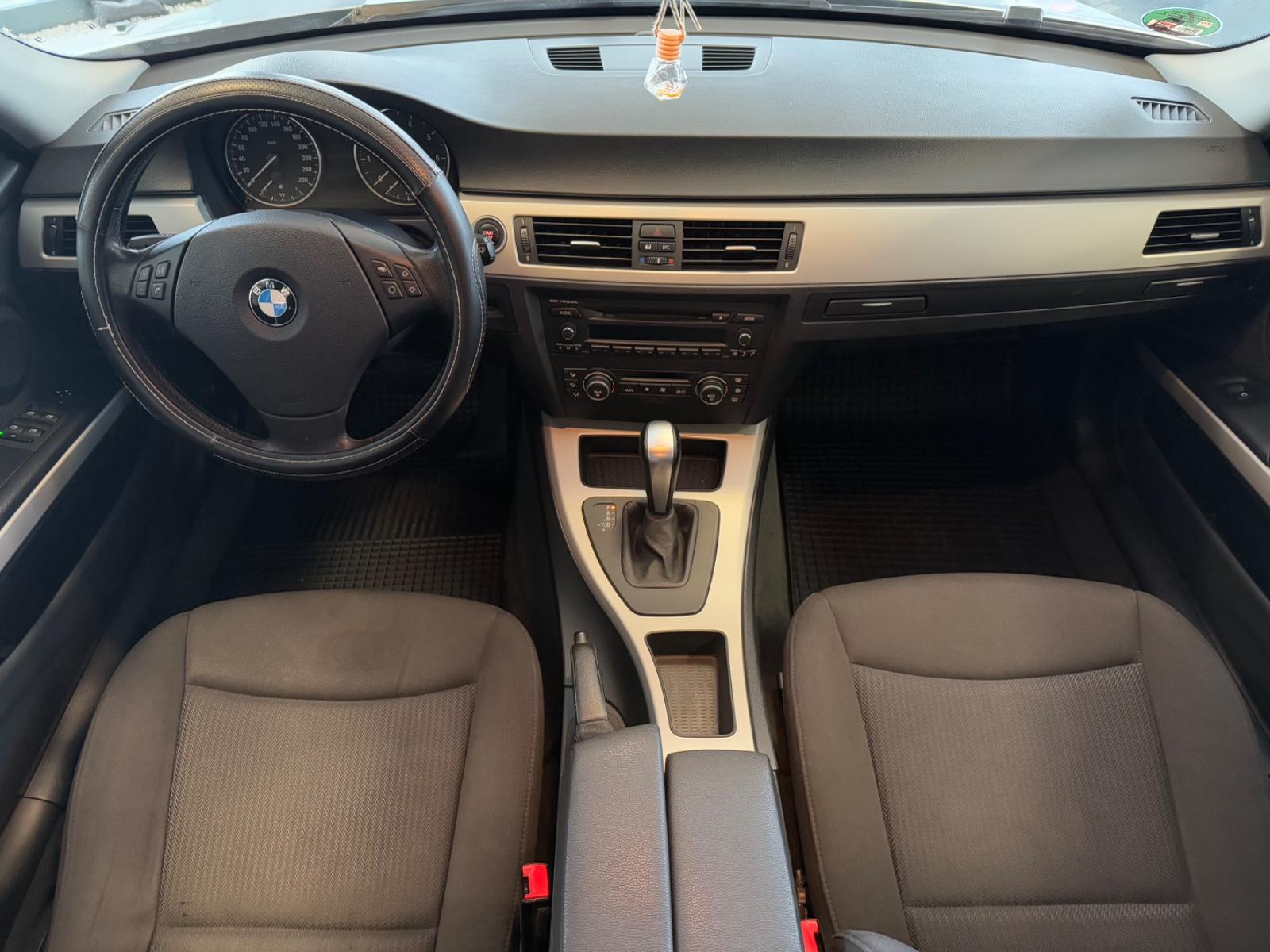 BMW 318 2009 — photo 12