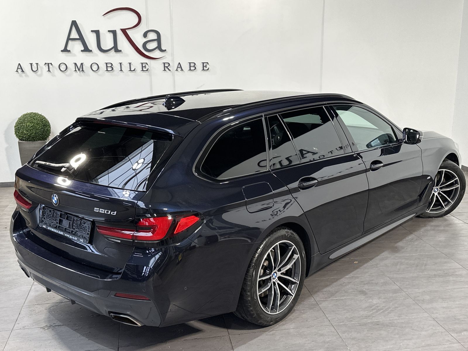 Fahrzeugabbildung BMW 520d Touring M-Sport NAV+LED+HIFI+KAMERA+18ZO+PP