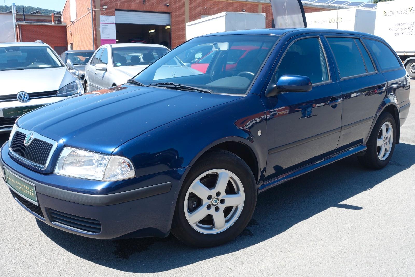 Skoda Octavia 2004 — rear view