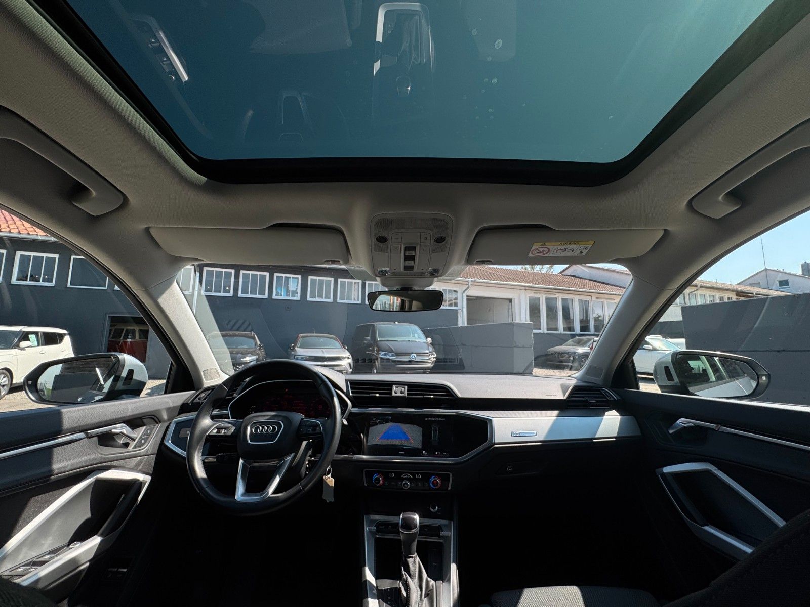 Fahrzeugabbildung Audi Q3 45 TFSI e S tronic basis Ambiente Sonos Pano