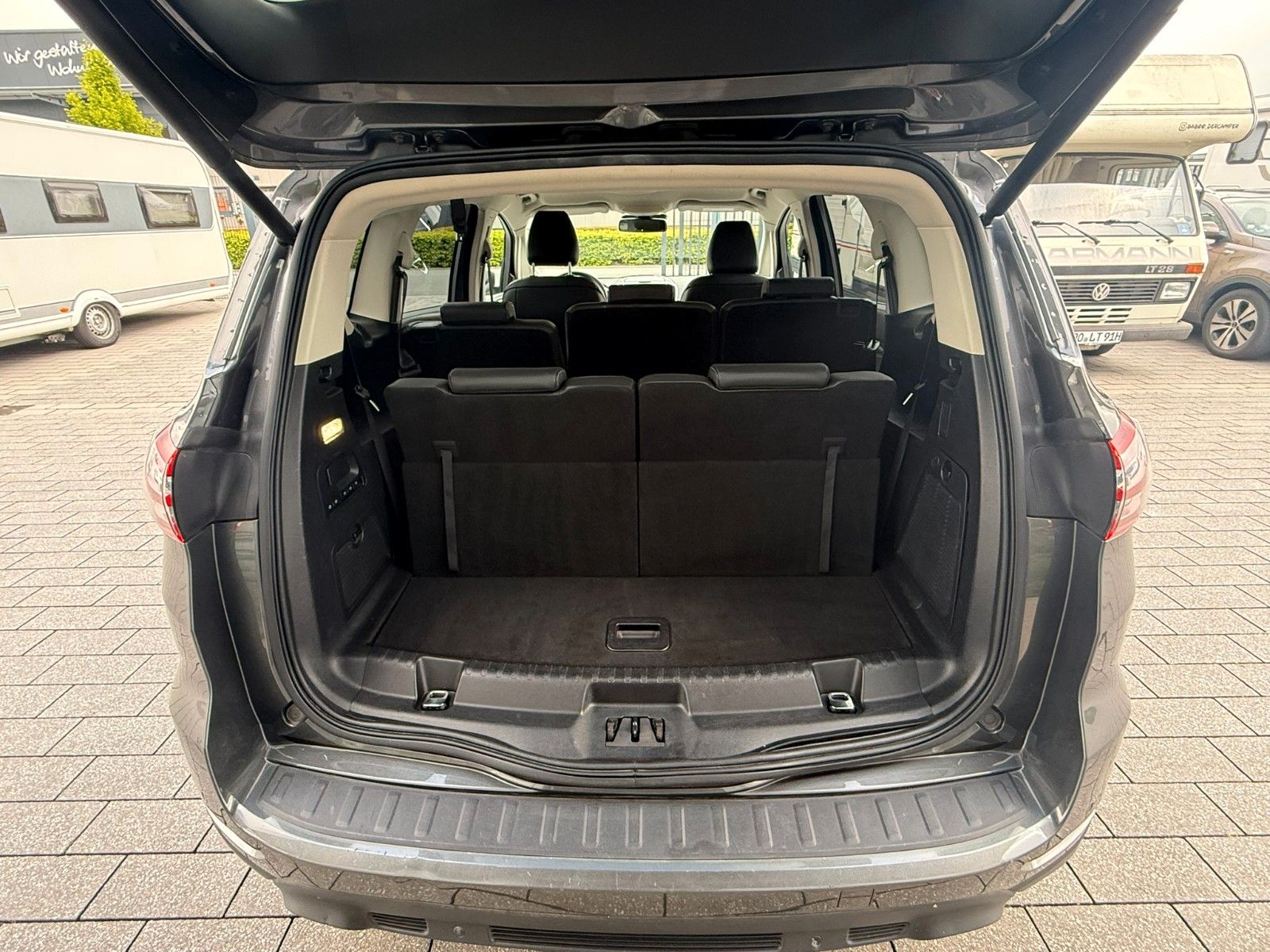 Fahrzeugabbildung Ford S-MAX Titanium 7 Sitzplätze