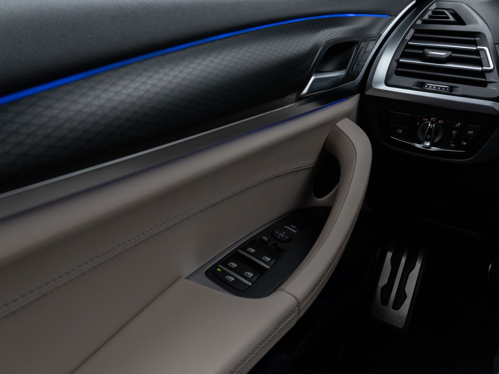 Fahrzeugabbildung BMW X3 xD30d M Sport Kamera DAB HiFi AHK Komfort 20"