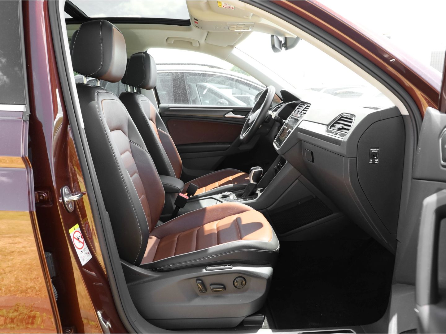 Volkswagen Tiguan ELEGANCE TDI 4M LEDER AHK DCC PANO H&K Hu imagem 3