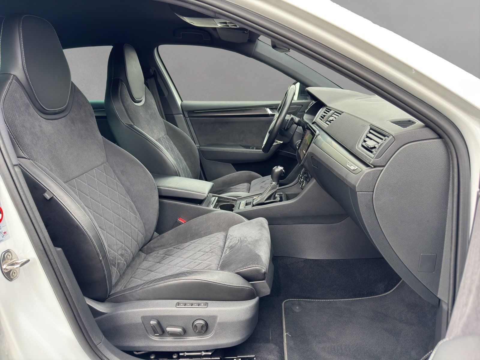 Fahrzeugabbildung SKODA Superb 2.0 TDI Sportline 4x4/AHK/KAMERA/ACC/STHZ