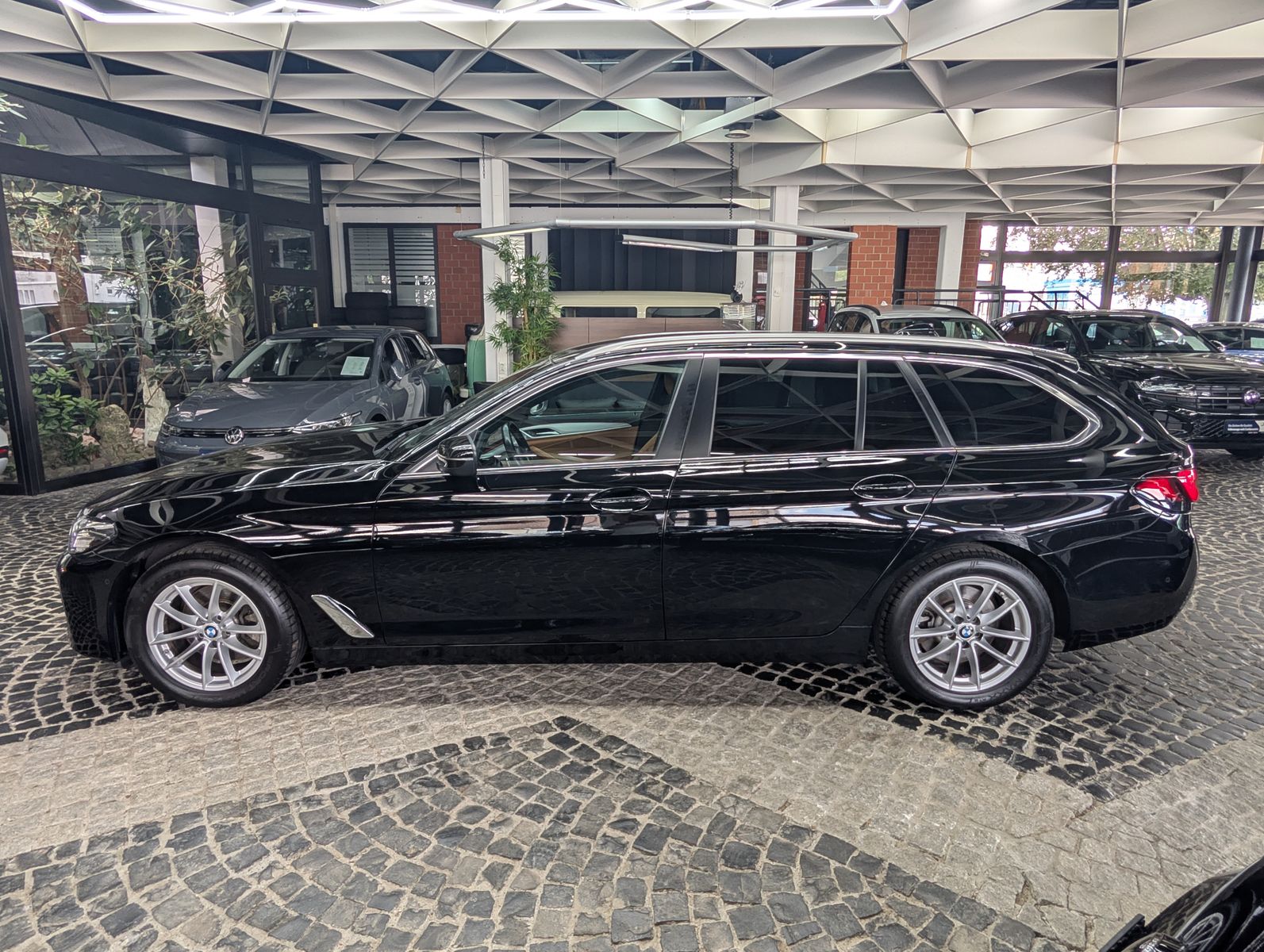 Fahrzeugabbildung BMW 520d M Sport MHEV LEDER HUD AMBI LED APP 4xSHZ