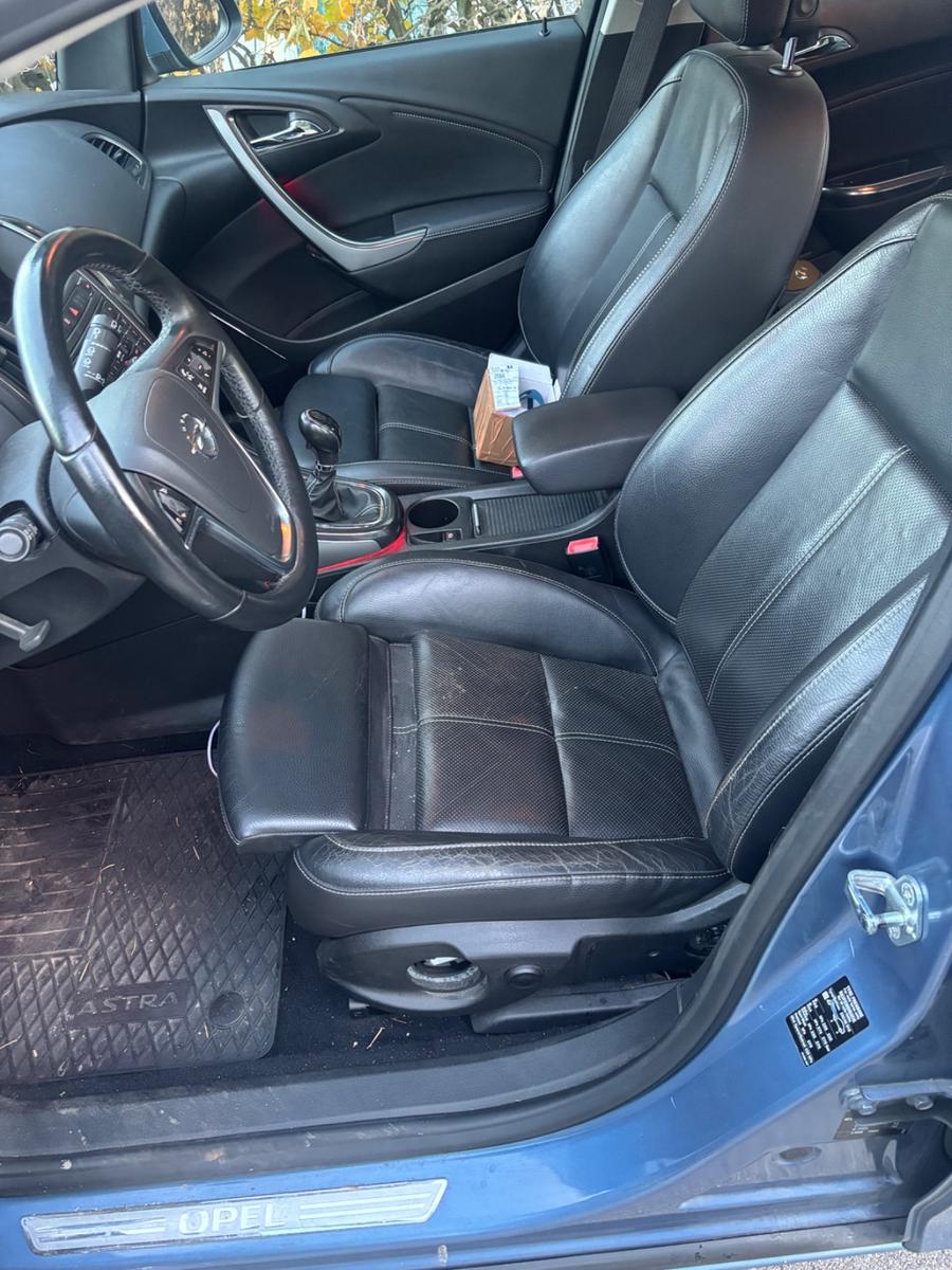 Opel Astra 2010 — photo 10