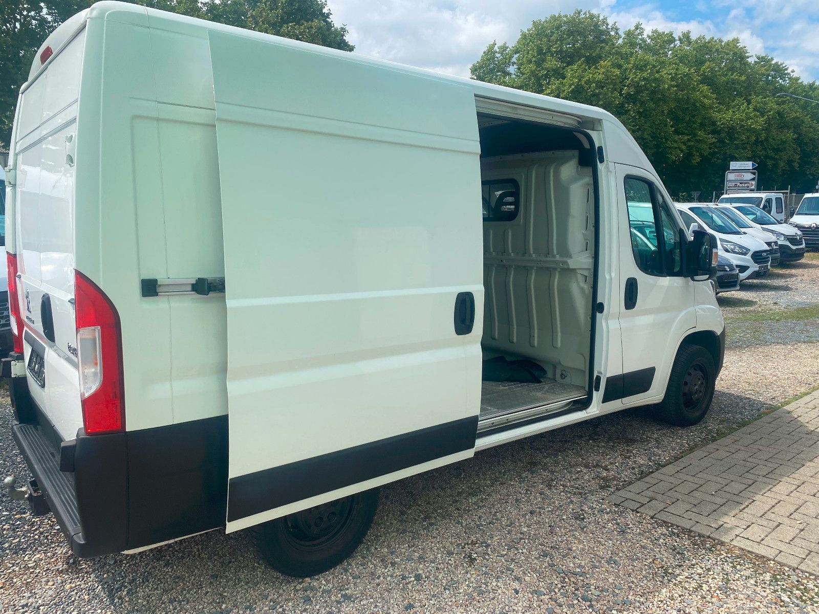 Fahrzeugabbildung Peugeot BoxerKastenHochraum330 L2H2 PremiumBlueHDi,AHK