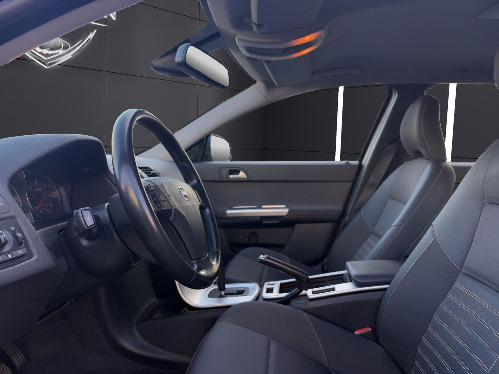 Volvo V50 2010 — photo 9