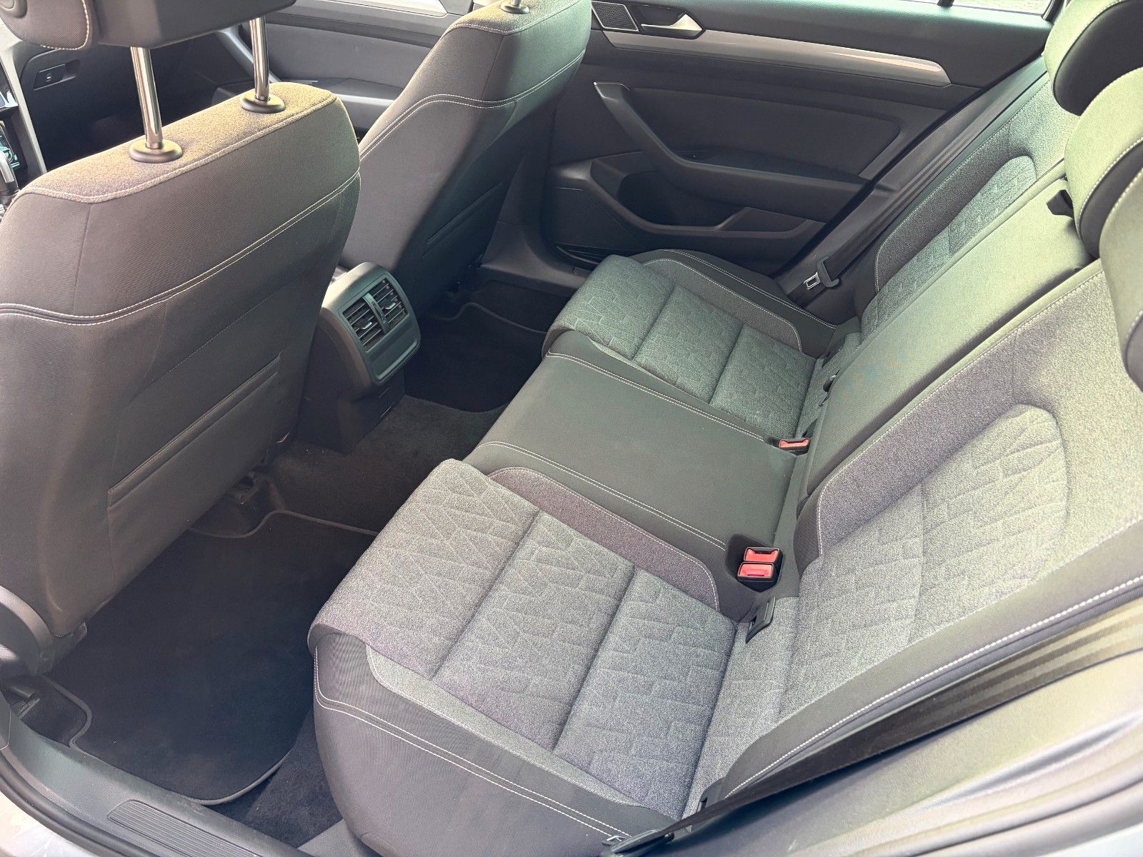 Fahrzeugabbildung Volkswagen Passat Variant Business 1.5 TSI Comfort DSG AHK