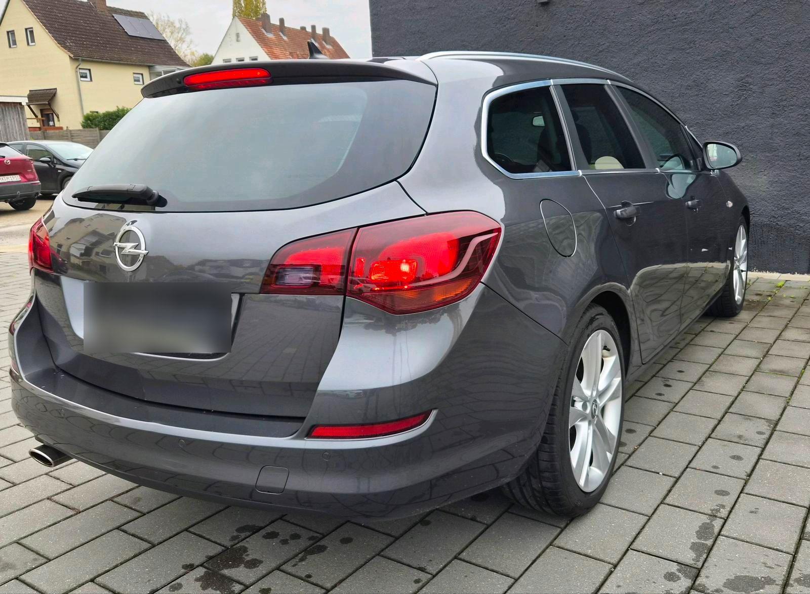 Opel Astra 2011 — rear view