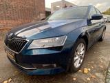 Skoda Superb Combi Navi+Allwetter+PDC+Sitzheizung - blaue Skoda Superb