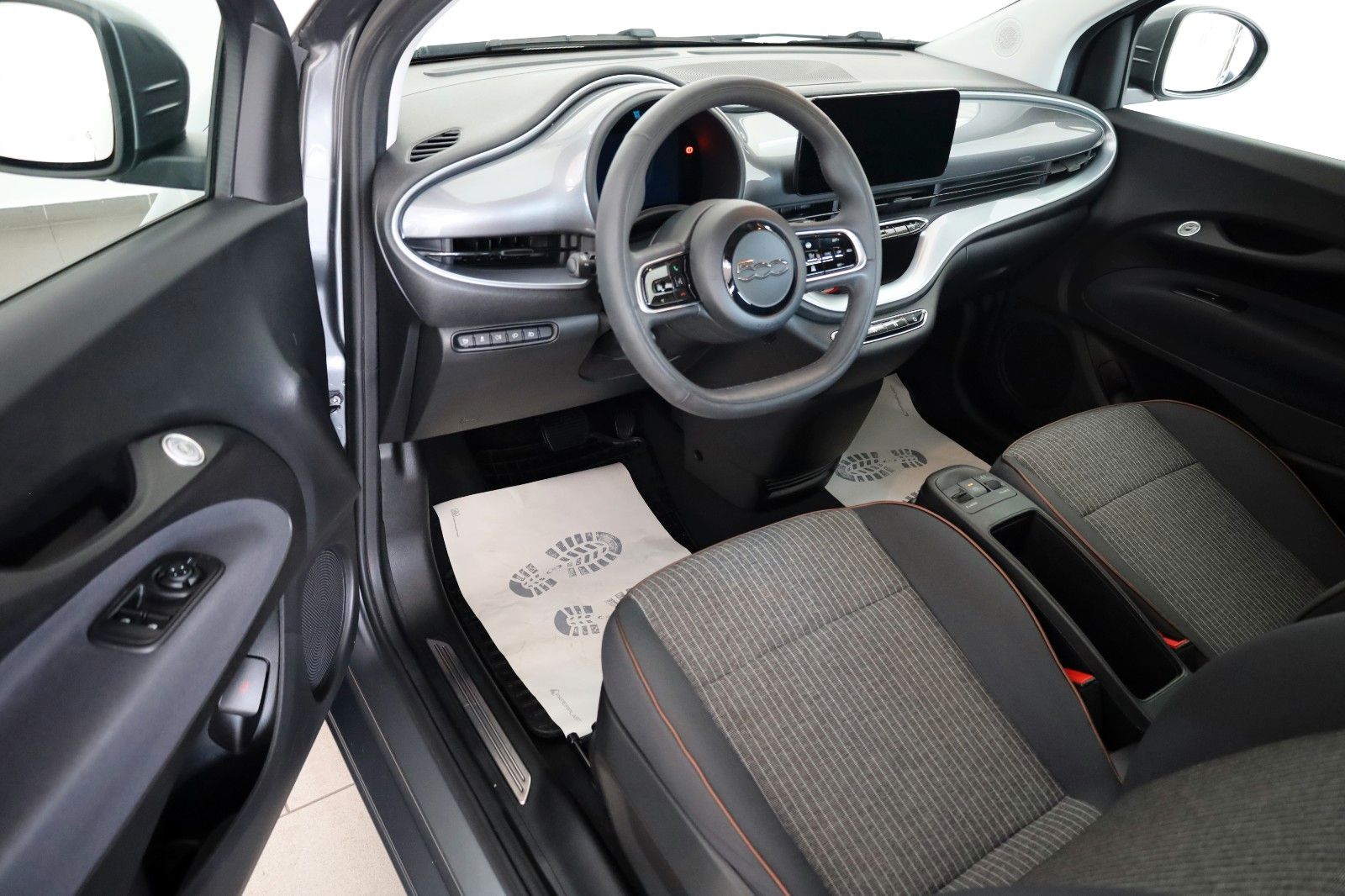Fahrzeugabbildung Fiat 500e Icon Navi,Kamera,Panorama,8 fach bereift