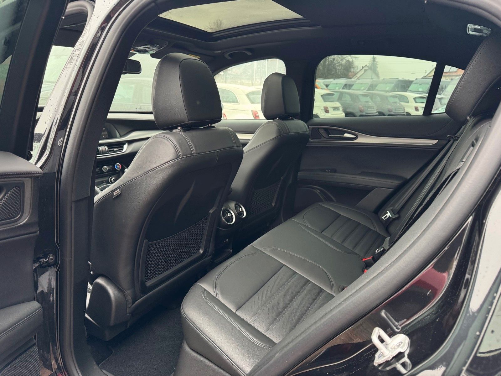 Fahrzeugabbildung Alfa Romeo Stelvio VELOCE 280 PS AT8 - Q4 AHK PANORAMA