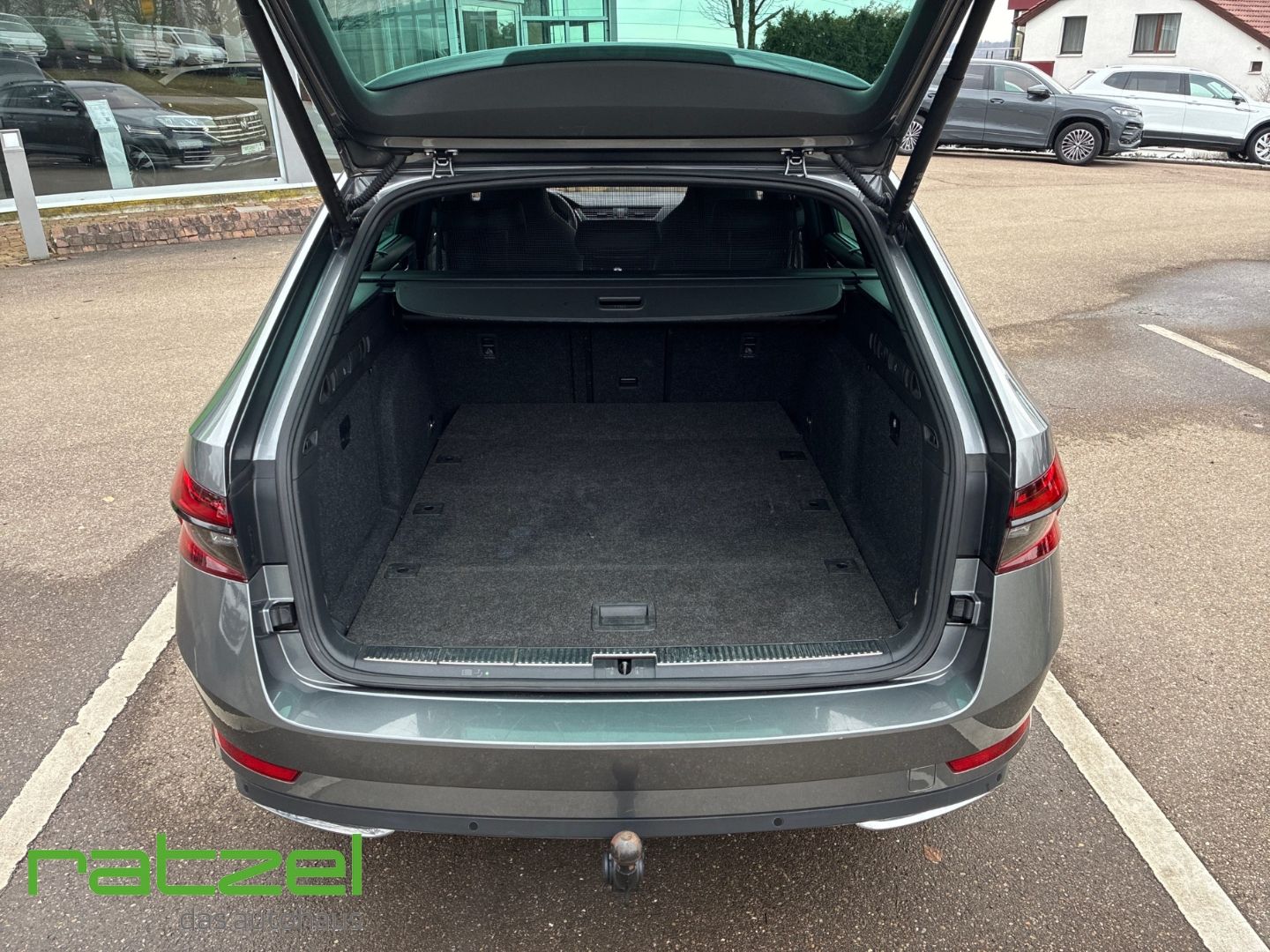 Fahrzeugabbildung SKODA Superb Combi Sportline 2.0 TDI T-Leder Navi AHK