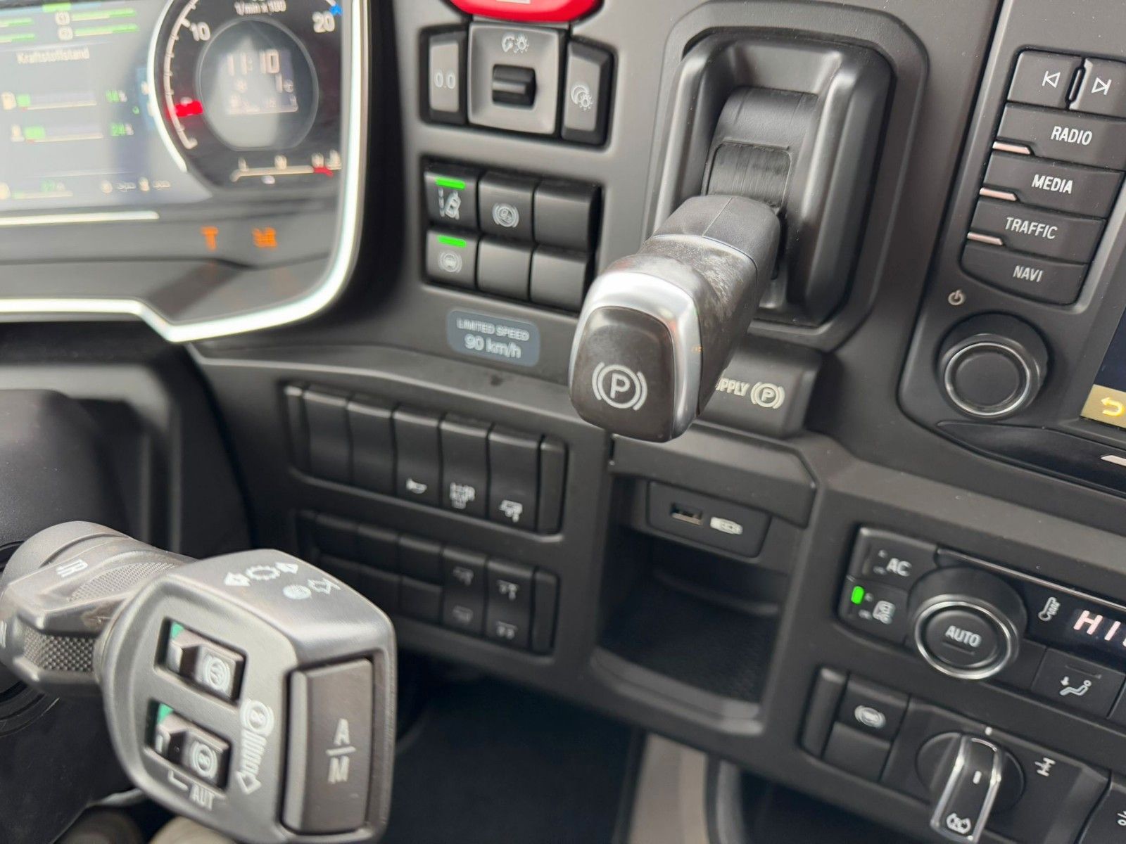 Fahrzeugabbildung Scania R580 V8 HMF 3220-K4 Kran Funk 66 t