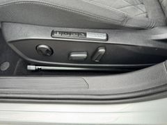 Fahrzeugabbildung Volkswagen Golf VIII Lim. Life Navi Massage Sitzh ACC Lane