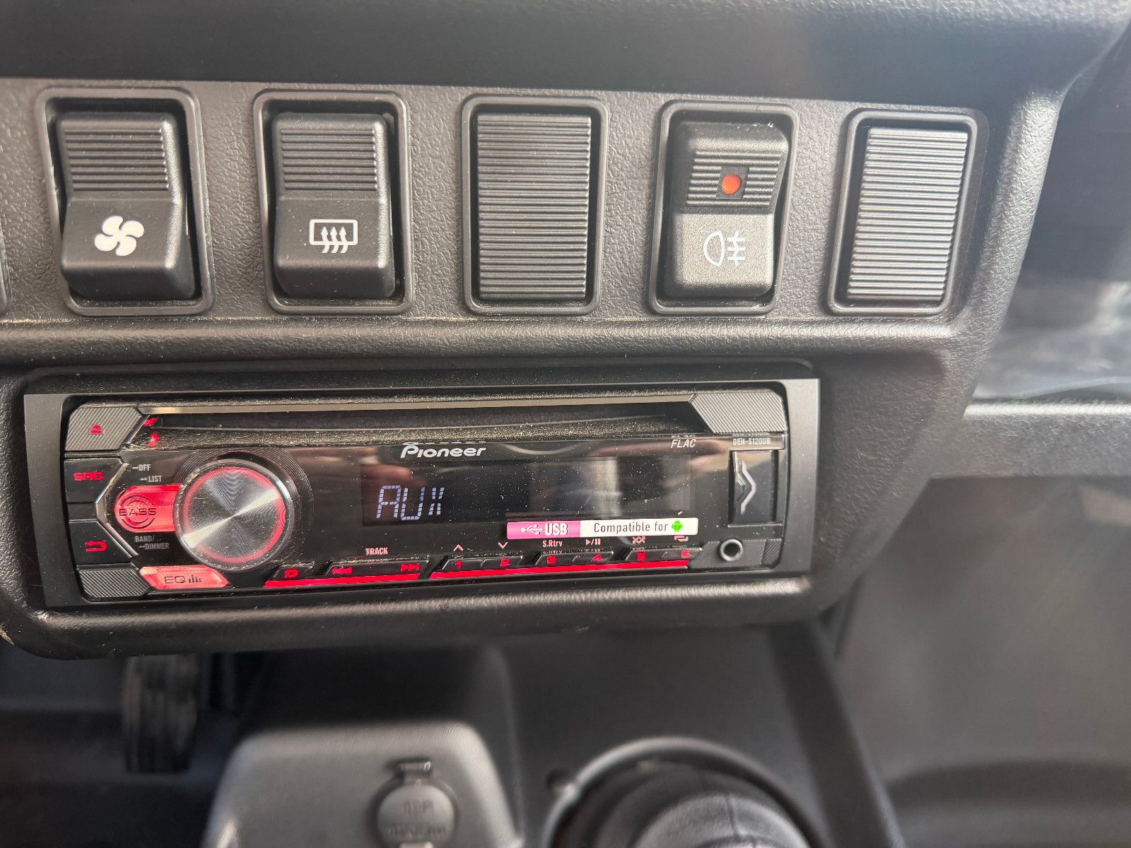 Fahrzeugabbildung Lada TAIGA-NIVA / AHK / ZV /  RADIO / SOFORT