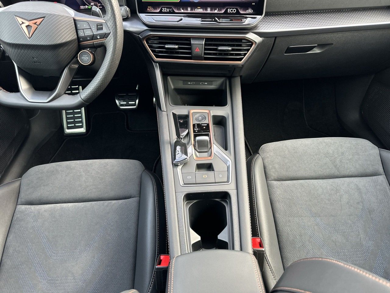 Fahrzeugabbildung CUPRA Formentor VZ 1.5 e-Hybrid 272 PS DSG - mit KI generiert/bearbeitet
