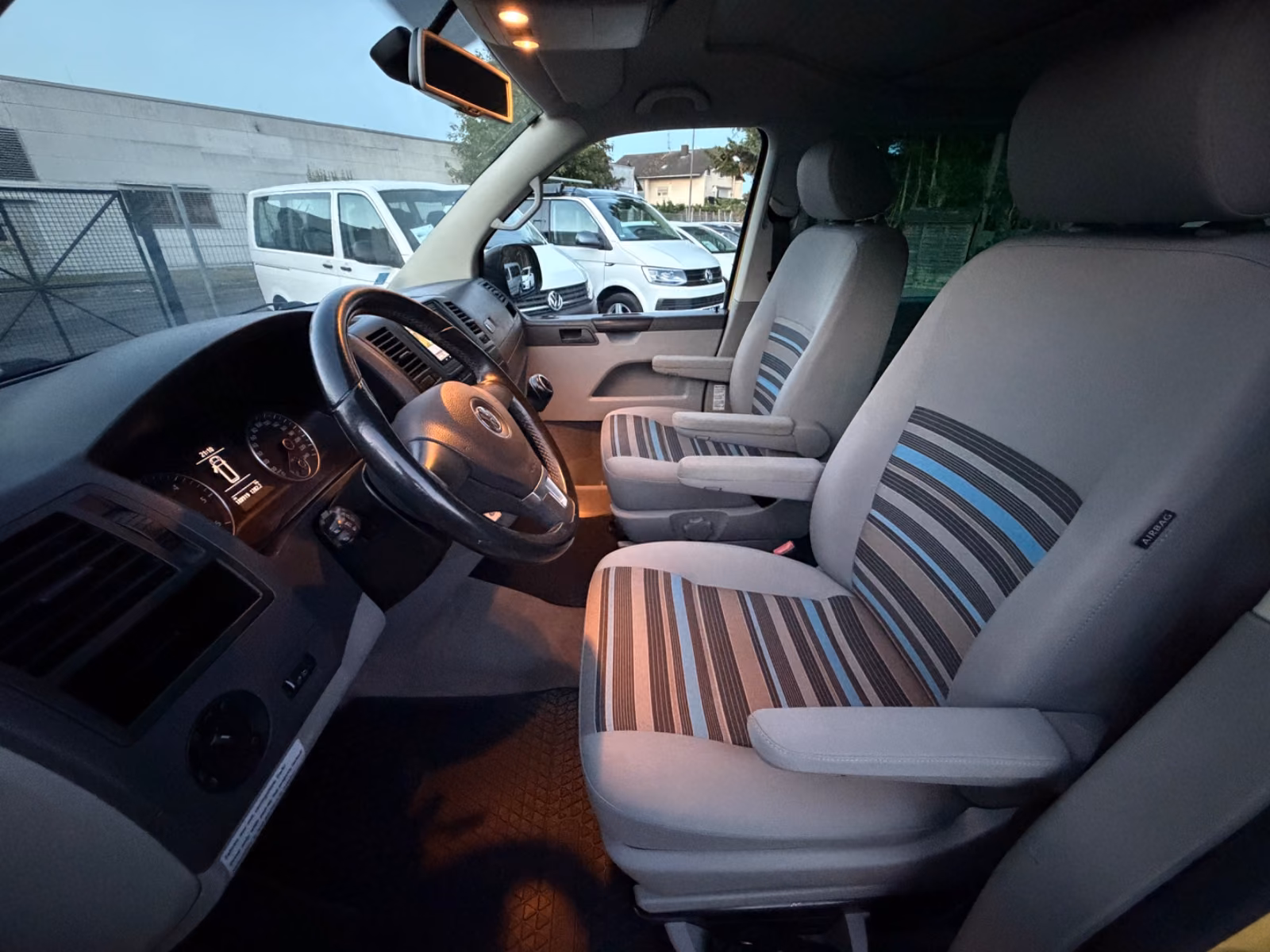 Volkswagen T5 California Beach 2.0 TDI 140 ch BVM / 1ère main / Toit relevable / Mini-cuisine / Chauffage auxiliaire