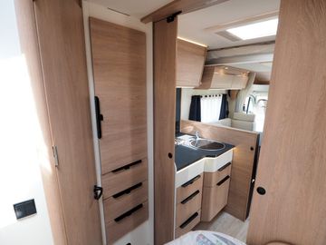 Bild 11 Mooveo TEI-71 FBH Hubbett L-Sitzgr. Navi