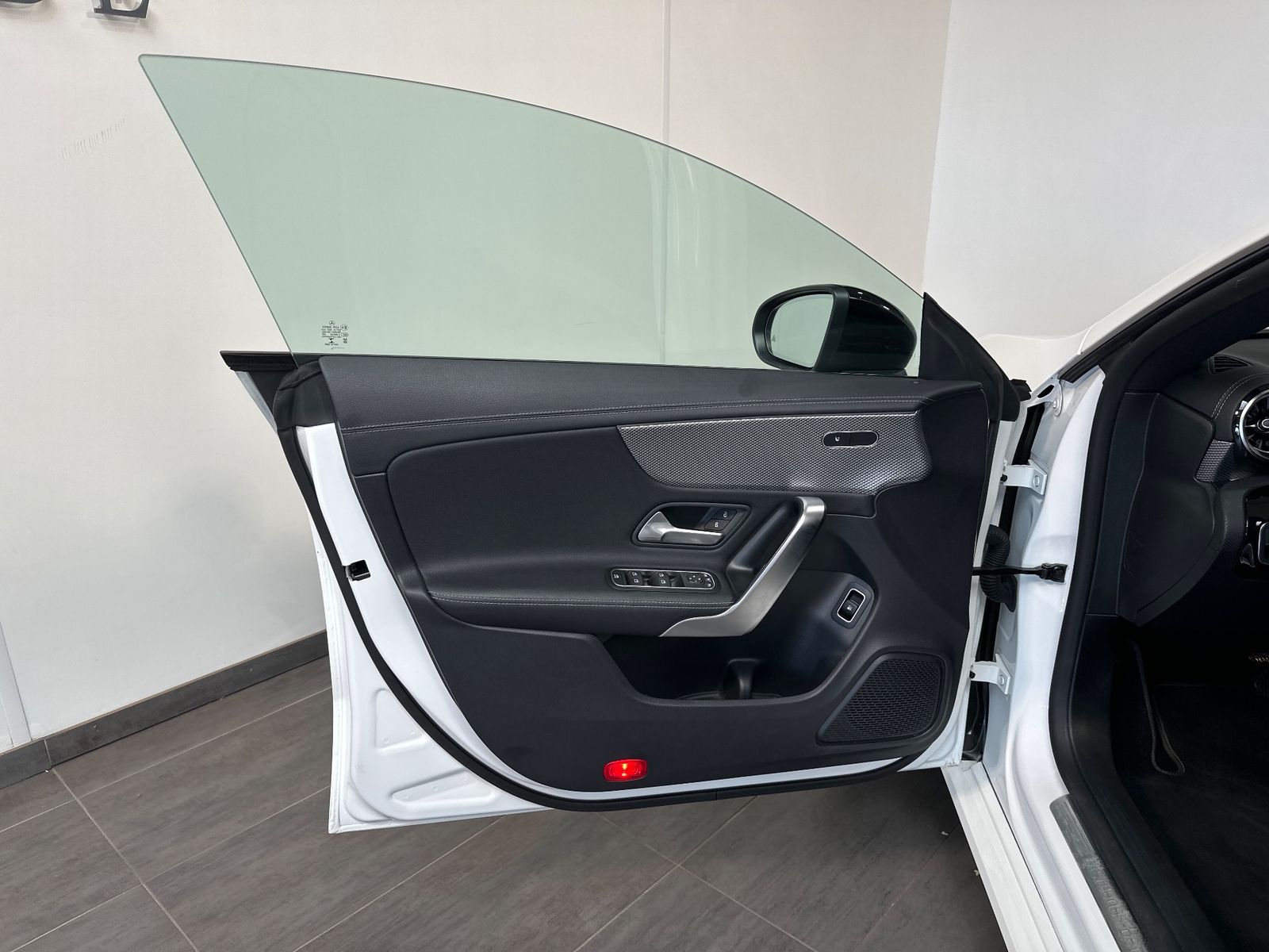 Fahrzeugabbildung Mercedes-Benz CLA 250 Shooting Brake e Night-Paket NAV+LED+AHK