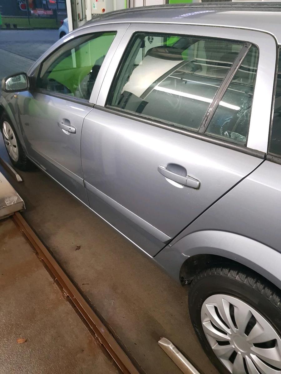 Opel Astra 2005 — interior