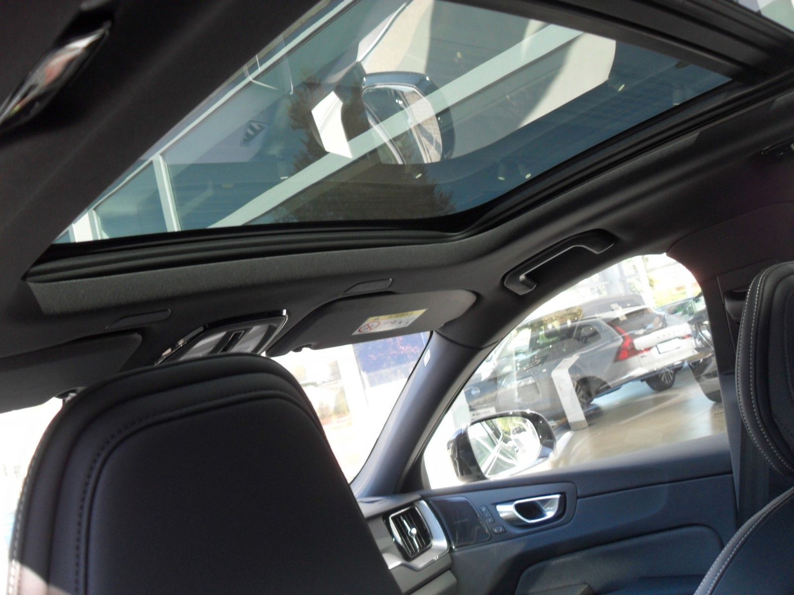 Fahrzeugabbildung Volvo XC 60 B5 Plus Black Edition AWD | Luftfederung