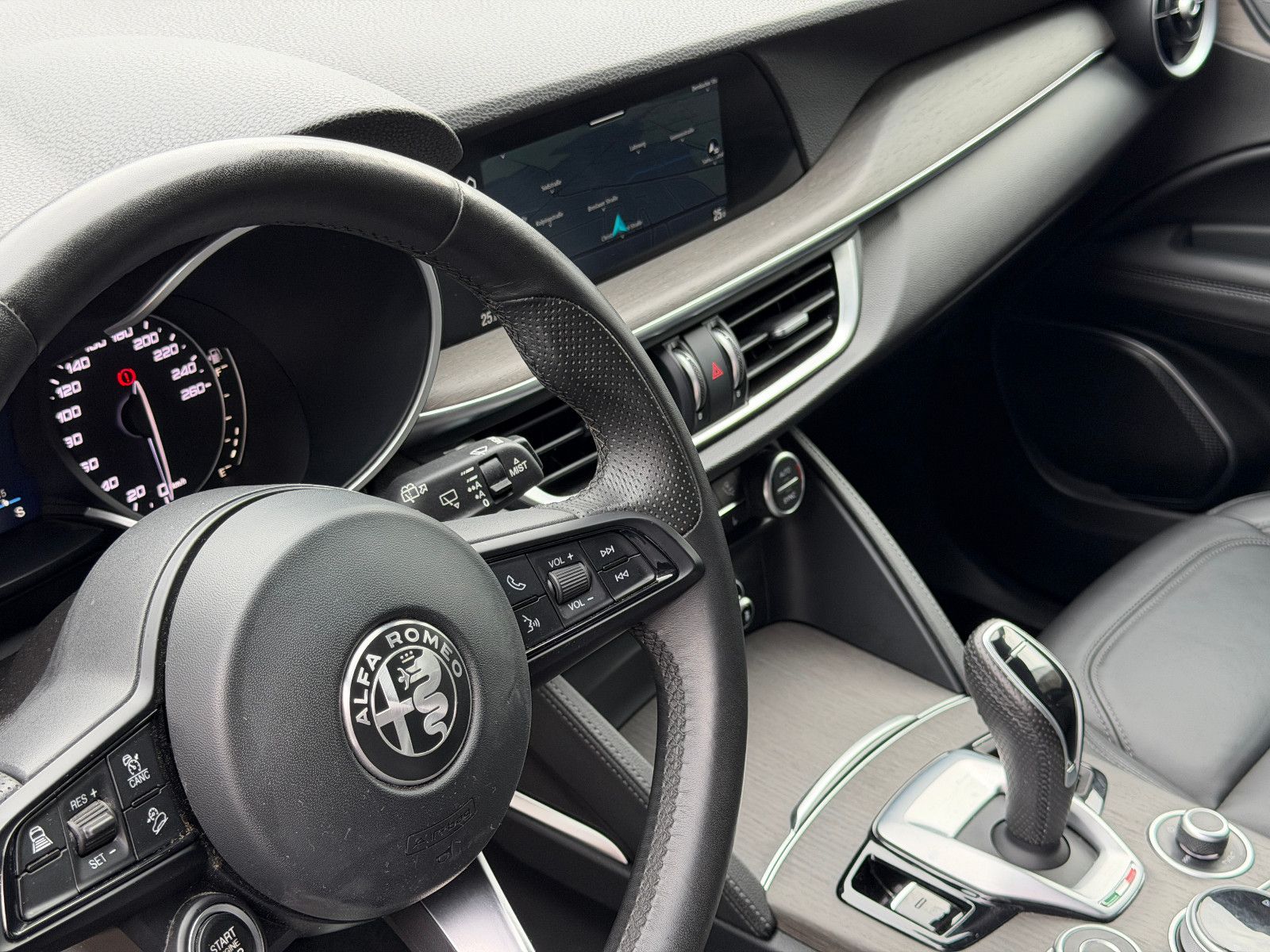 Fahrzeugabbildung Alfa Romeo Stelvio Ti Q4/MEMORY/ACC/NAVI/KAMERA/SHZ/KLIMA