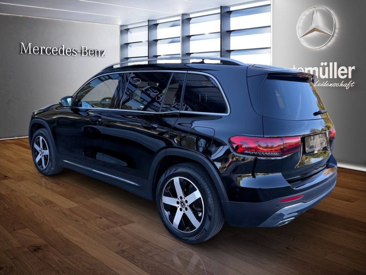 Fahrzeugabbildung Mercedes-Benz GLB 200 PANO+AHK+STNDHZ+MULTIBEAM+DISTR+LHZ+KAM+