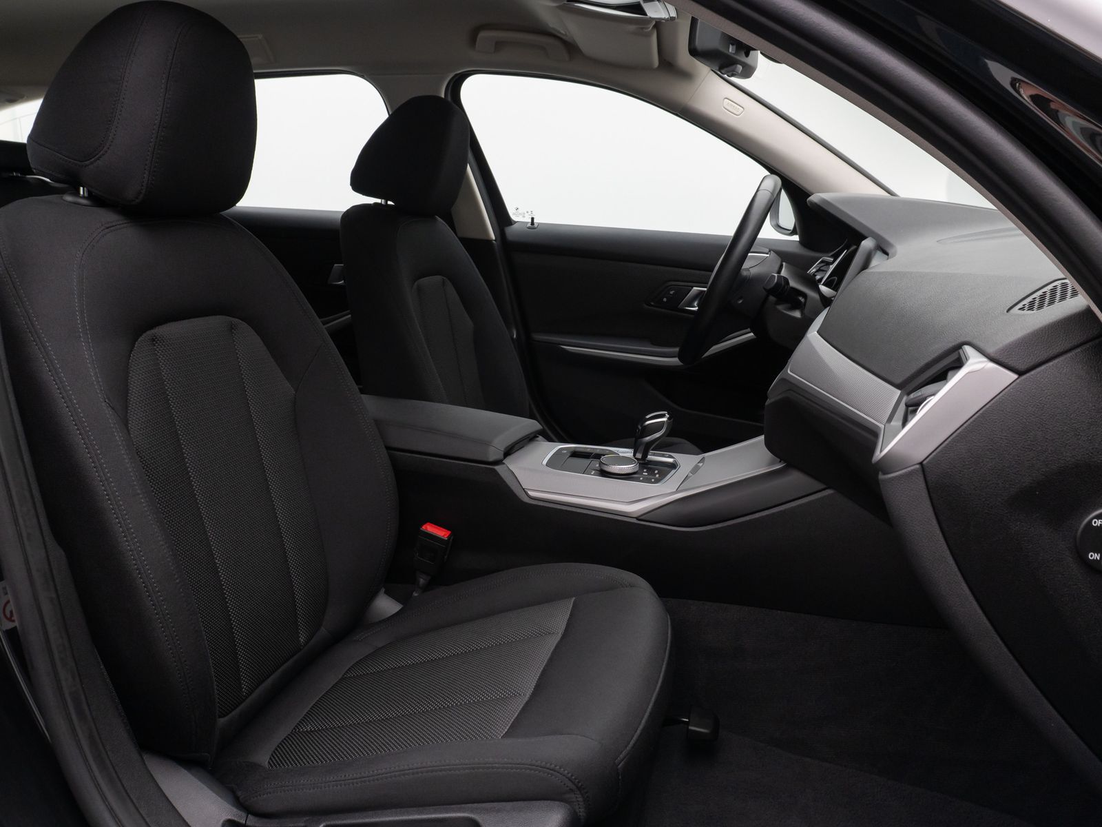 Fahrzeugabbildung BMW 330i HUD DAB CockPitPro DrivAssist PDC LED Alarm