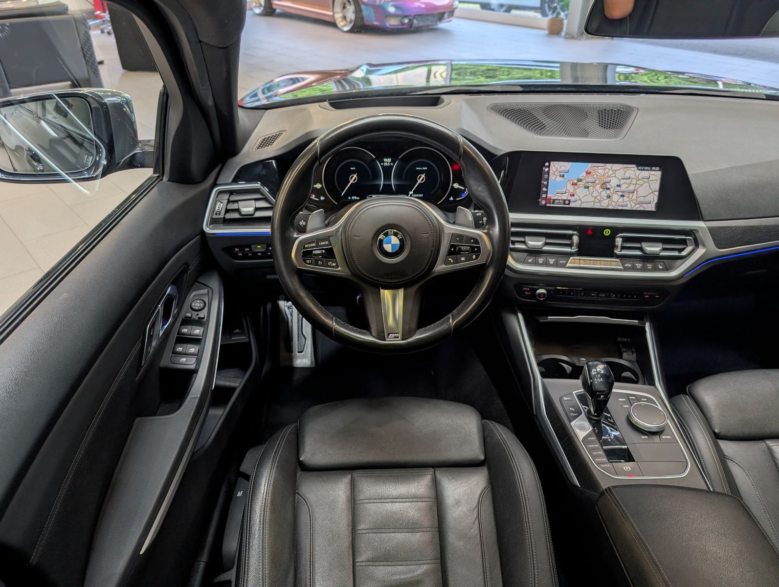 Fahrzeugabbildung BMW 320 i M Sport Navi Shadow*HUD*LED*TEMPO*PANO*AHK