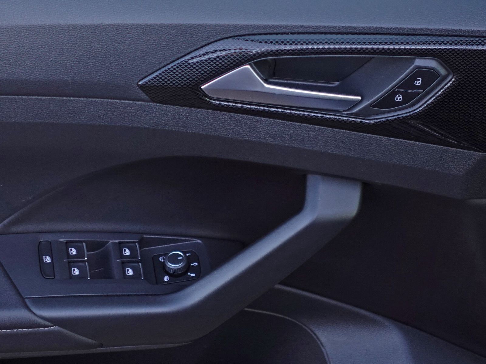 Fahrzeugabbildung Volkswagen T-Cross 1.5 TSI DSG R-Line AHK Matrix ACC RFK