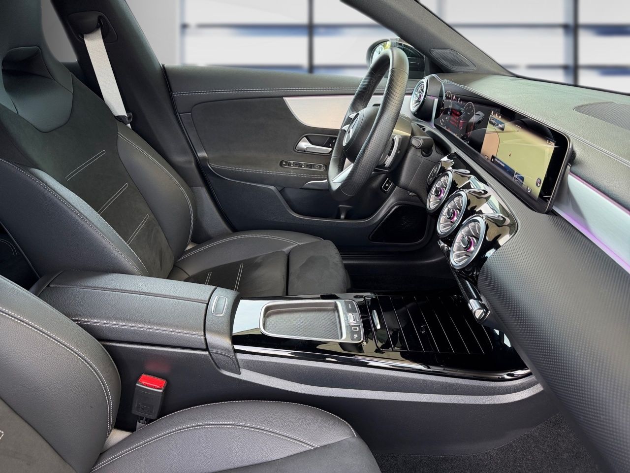 Fahrzeugabbildung Mercedes-Benz CLA 200 SB AMG+AHK+NIGH+MULTIB+360+DIST+KEYL+LHZ