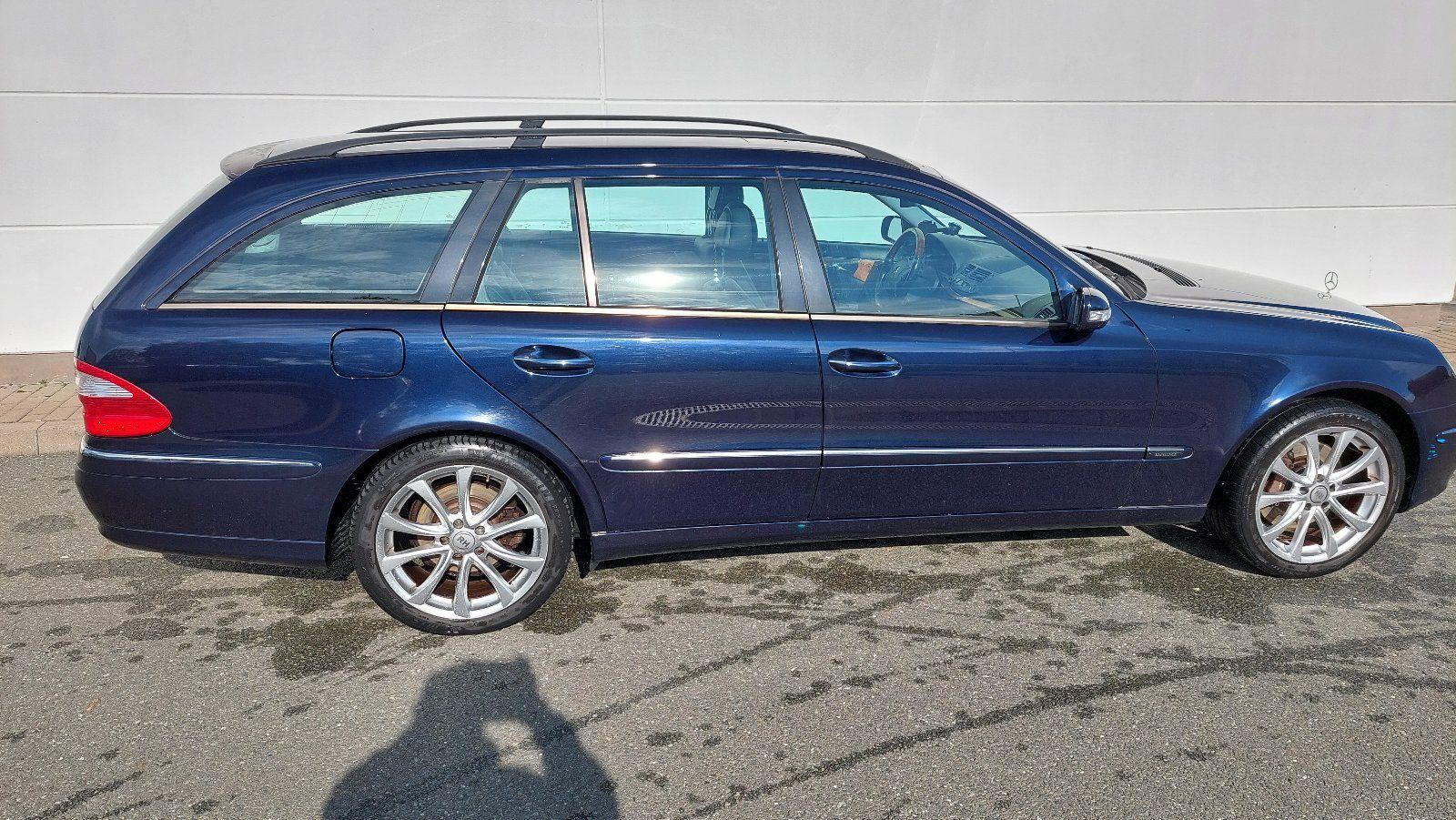 Mercedes-Benz E500 2005 — rear view