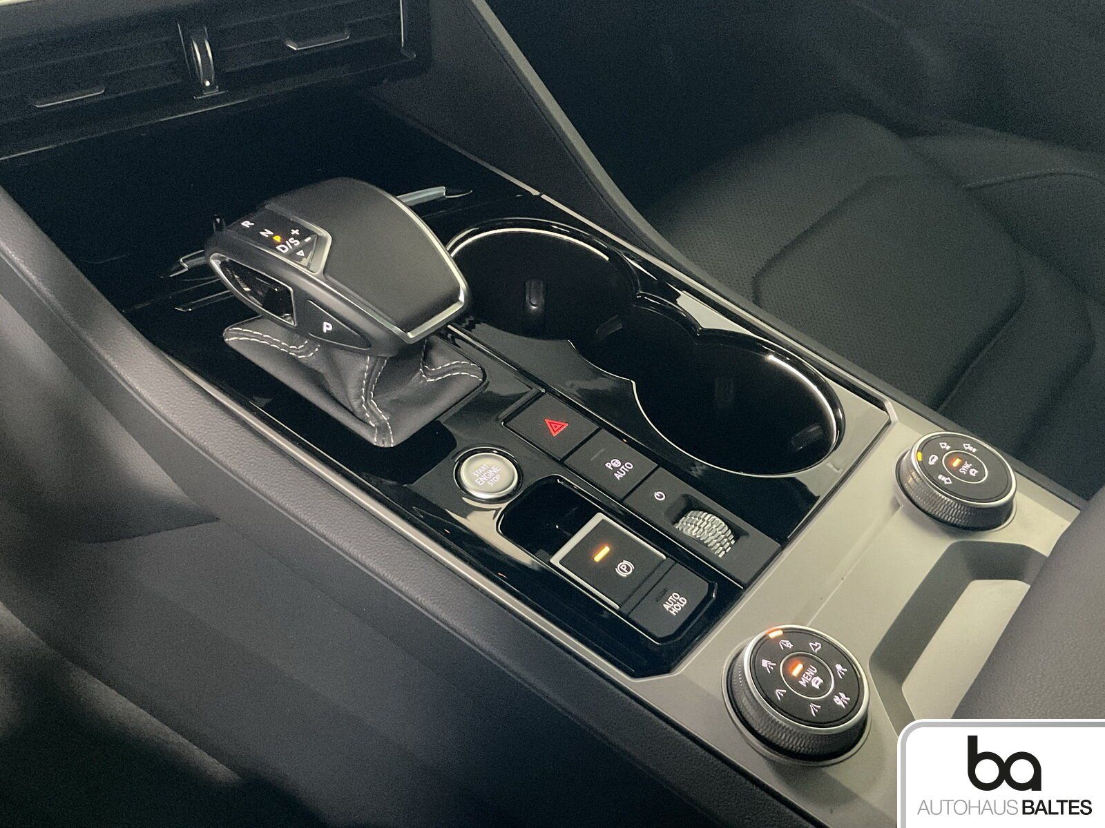 Volkswagen Touareg 3.0 V6 TDI R-Line 4Motion 360° ACC Pano foto 9