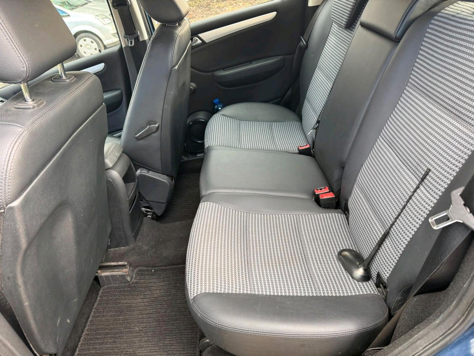 Mercedes-Benz 200 2012 — interior