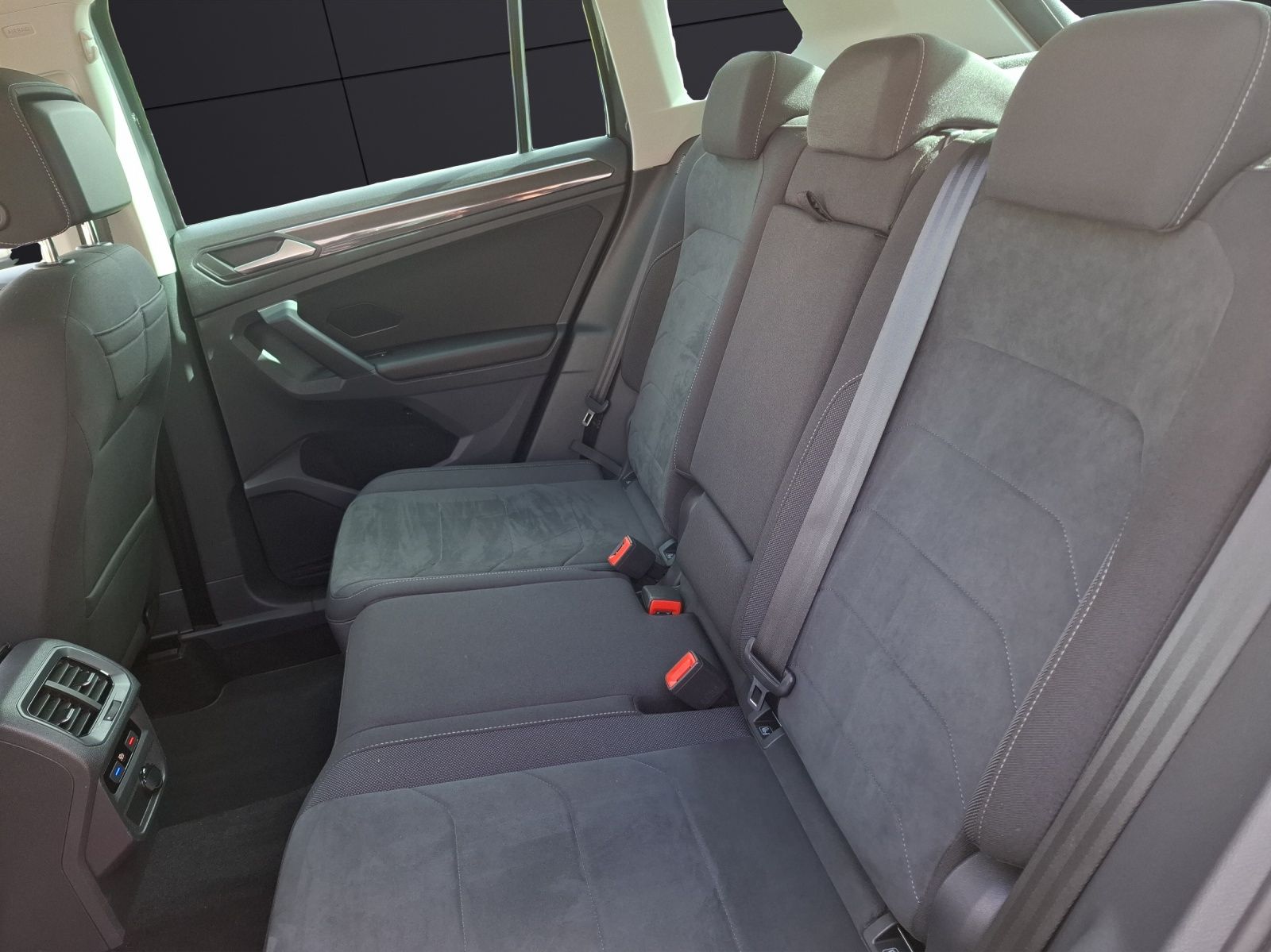 Fahrzeugabbildung Volkswagen Tiguan TDI Elegance DSG 4Mo Matrix AHK Navi AIF´