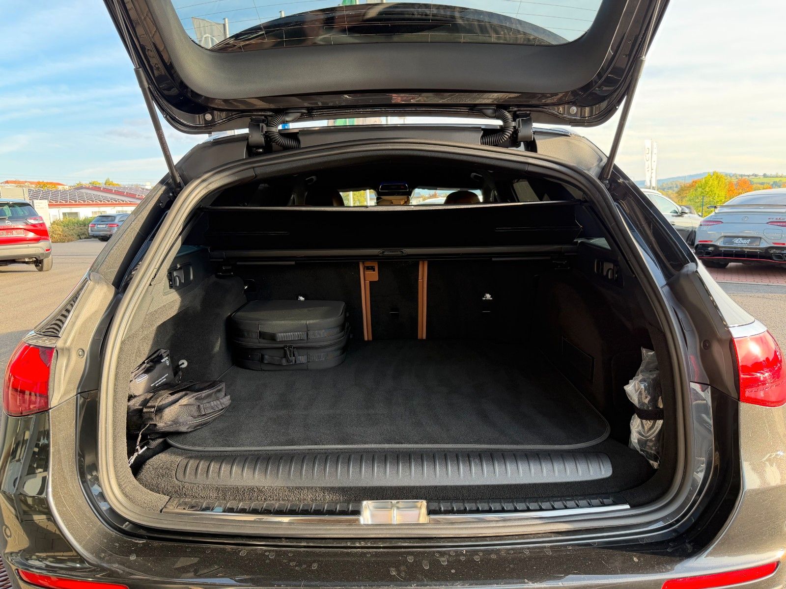 Fahrzeugabbildung Mercedes-Benz E 300de T 4M+AMG+HUD+RFK+360+BUR+AHK+SPUR+DIS+