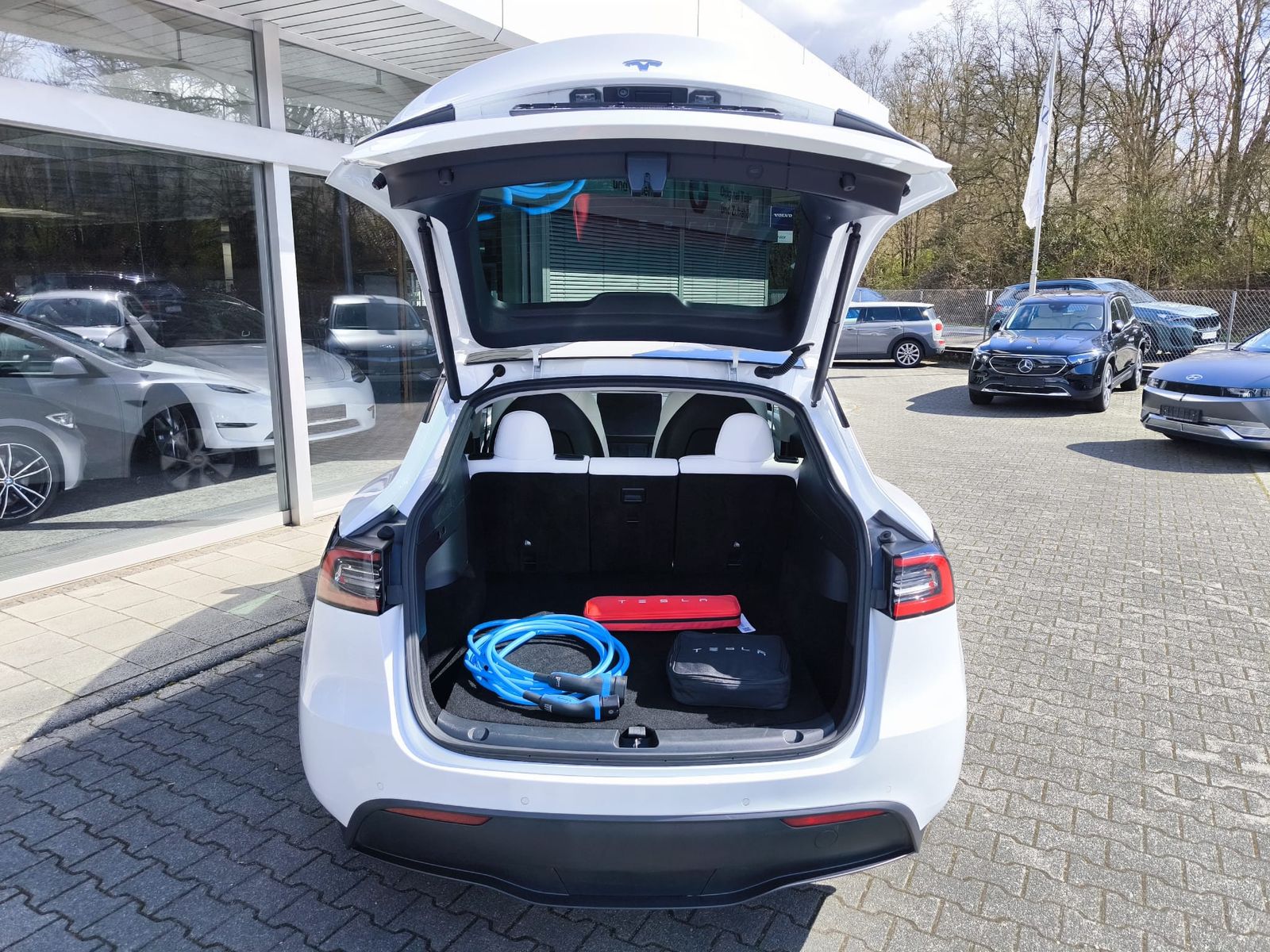 Fahrzeugabbildung Tesla Model Y LR Dual AWD PANO+STDHZ+NAVI+LED+ACC+19"+