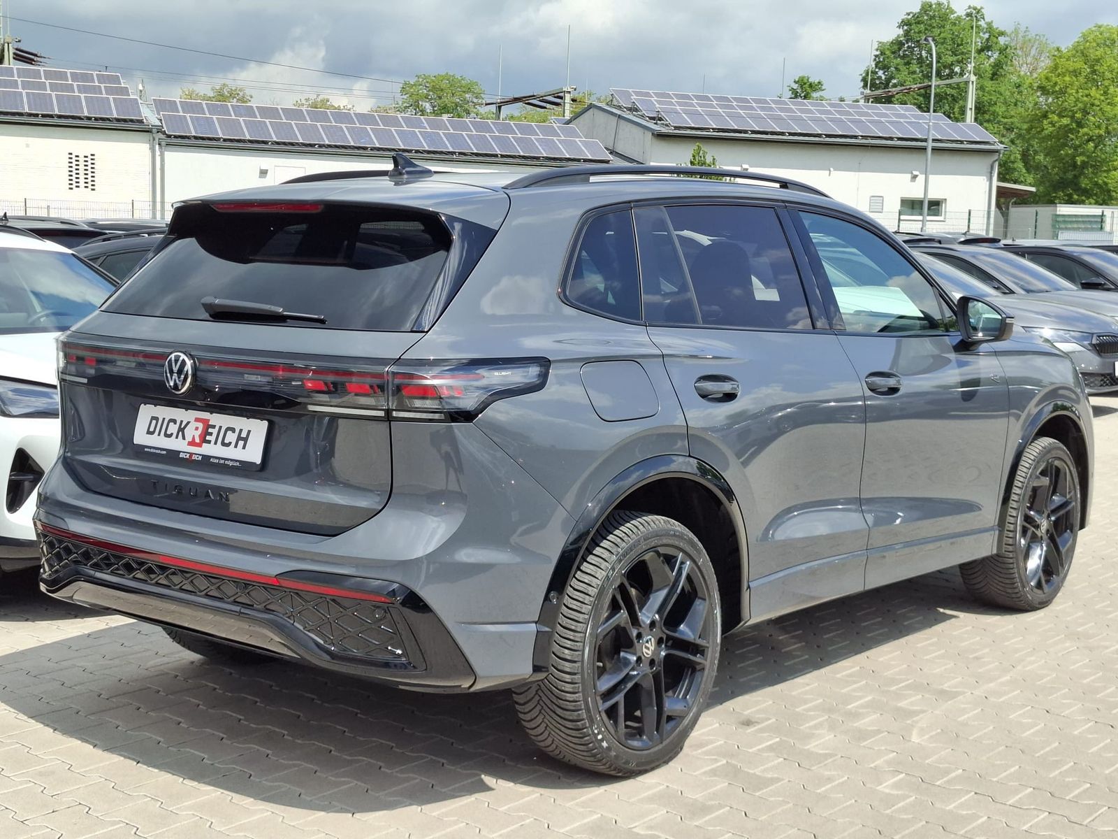 Fahrzeugabbildung Volkswagen Tiguan 2.0 TDI 4M R-Line BLACK*PAN*HK*AHK*MATRIX