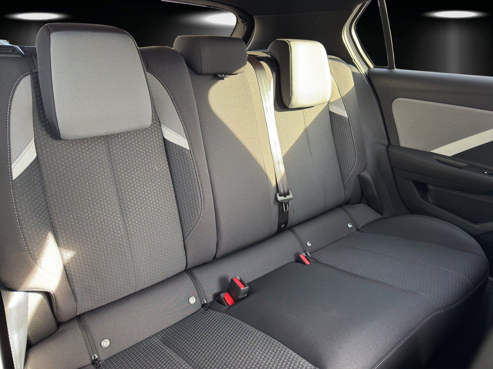 Fahrzeugabbildung Opel Astra 1,2 Turbo Edition AHK/KOMFORT/AGR-SITZ/PD