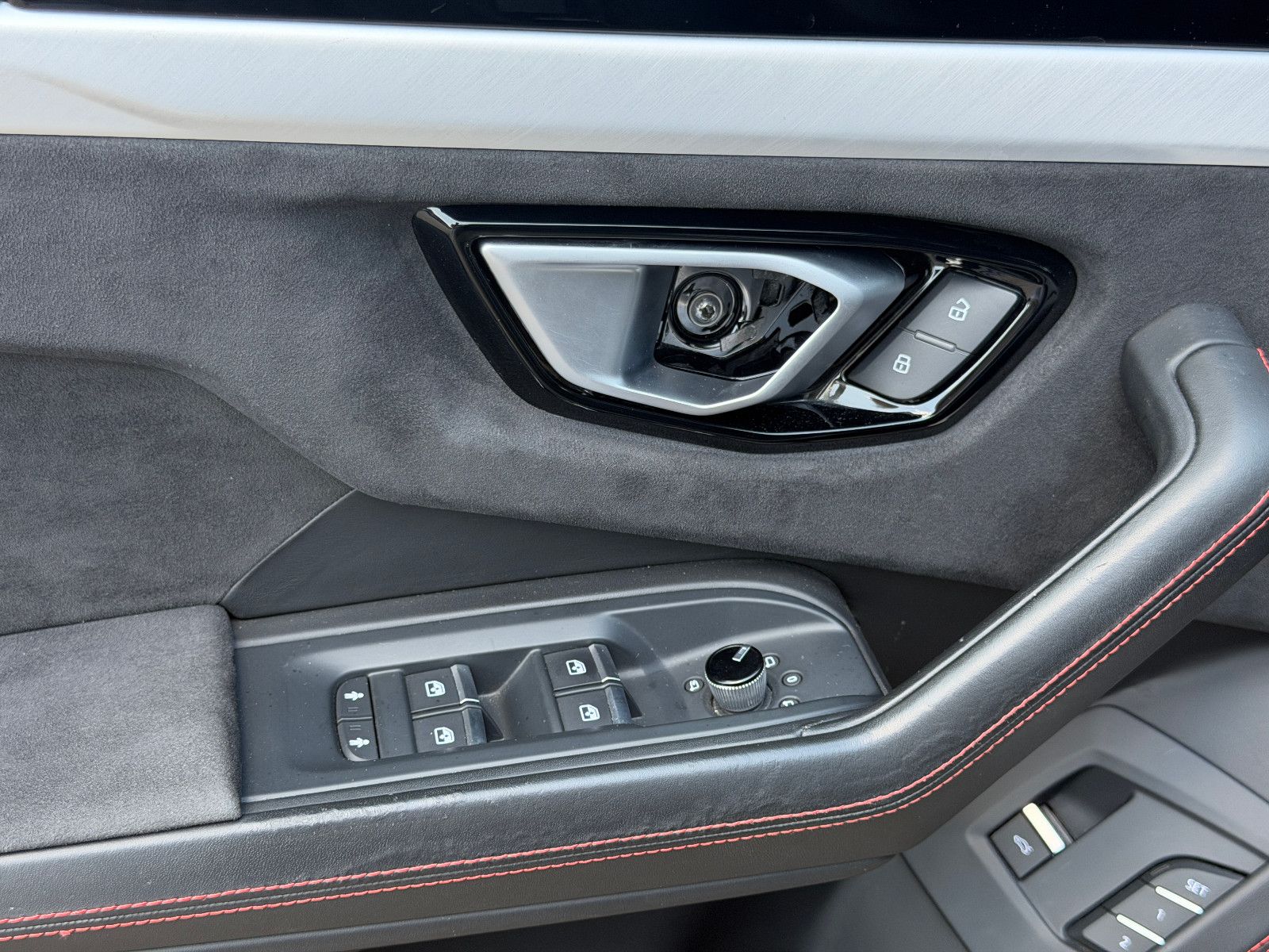 Fahrzeugabbildung Lamborghini Urus/PANO/23ZOLL/B&O-3D/360KAM/HEAD-UP